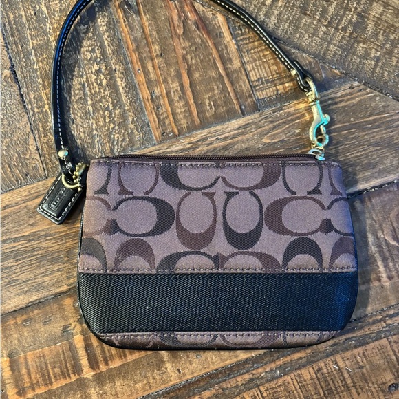 Coach Wristlet Brown Signature Stripe. Great condition , looks new ! - Picture 3 of 9